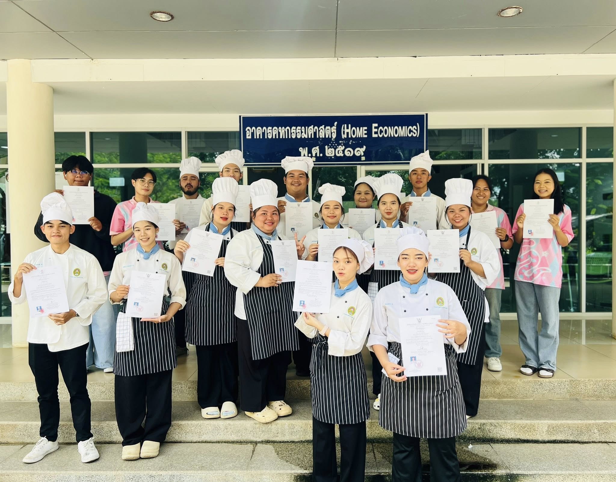 ขอแสดงความยินดีกับนักศึกษาชั้นปี 3-4  สอบผ่านมาตรฐานฝีมือแรงงานแห่งชาติ สาขา ผู้ประกอบอาหารไทย ระดับ 1