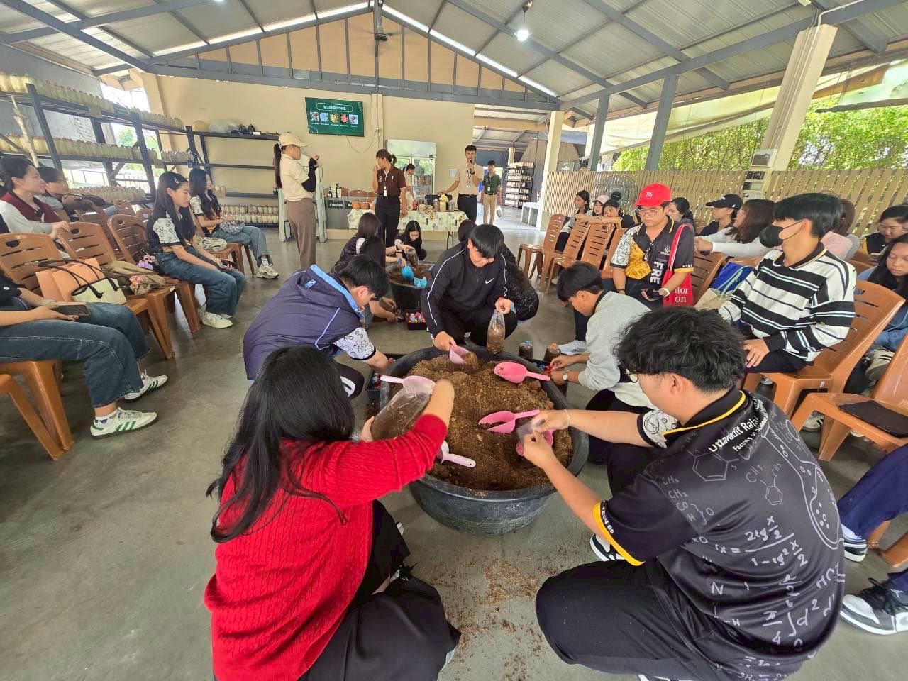 นักศึกษาหลักสูตรสาธารณสุขศาสตร์ ชั้นปีที่ 3 ศึกษาดูงานโครงการ 